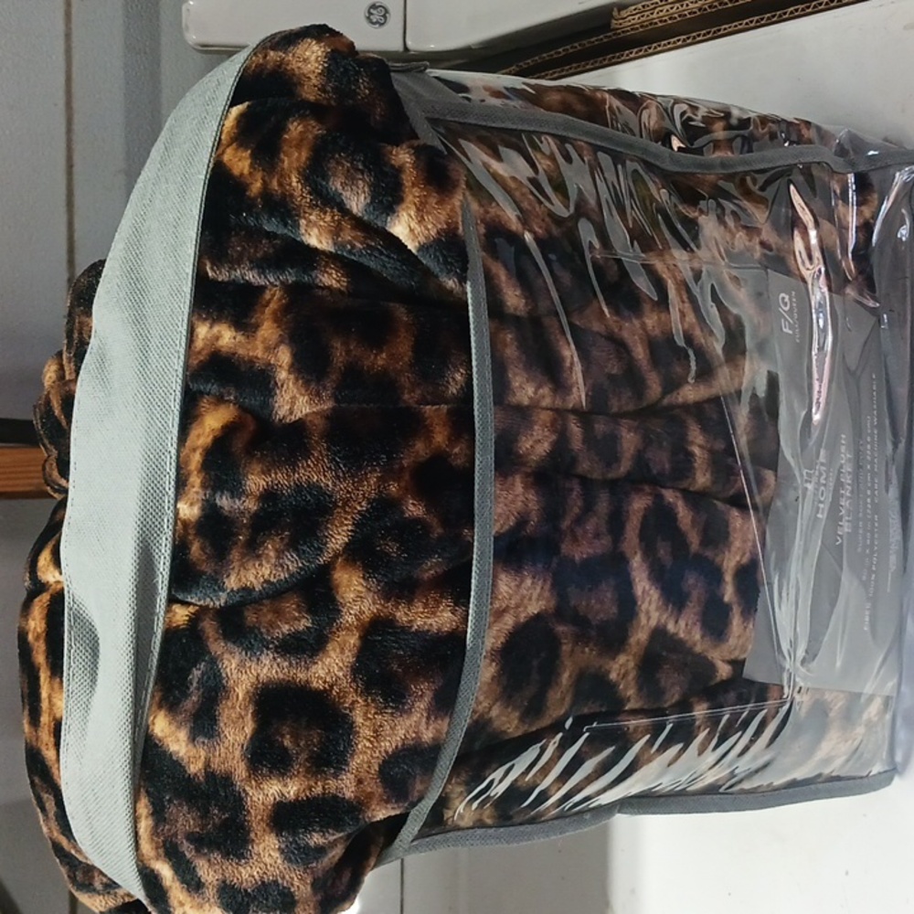JCP home NWT Velvet plush Blanket